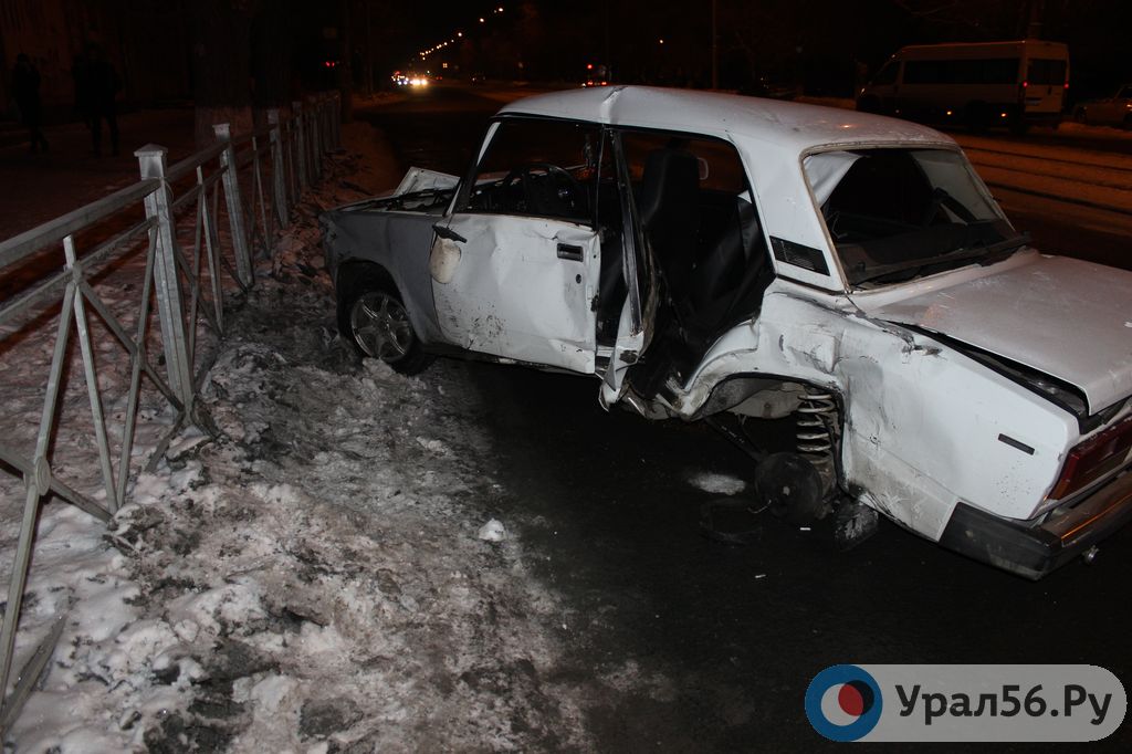 В Орске в ДТП попал пассажирский микроавтобус