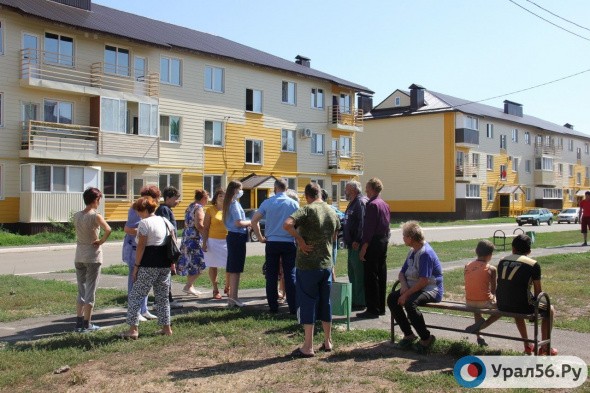 «Нас переселили из аварийного жилья в более аварийное»: Прокурор Оренбурга встретился с жителями проблемных домов 