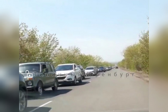 ﻿Сегодня в Оренбурге образовались пробки на подъездах к кладбищам (видео)