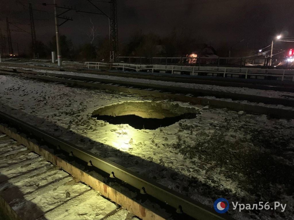 Обрушенная тротуарная консоль между 1 и 2 путями