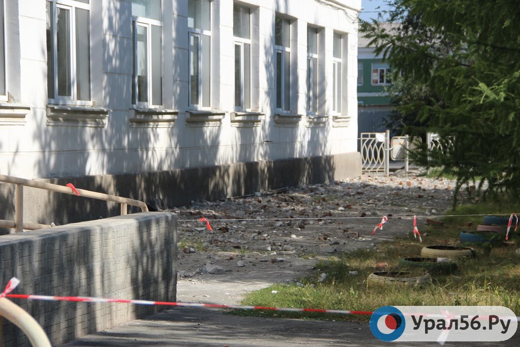 Территория школы №49 в Орске огорожена из-за ремонта кровли