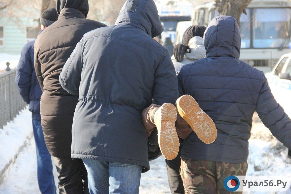 Задержание одного из участников акции протеста 31 января 2021 года в Оренбурге людьми в гражданском