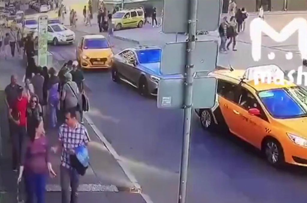 В центре Москвы такси наехало на пешеходов: 8 человек пострадали
