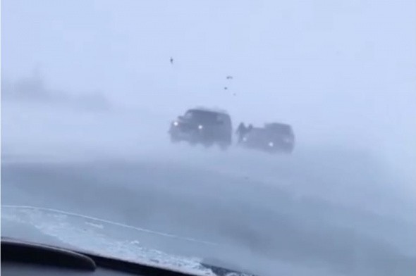 Водители сообщают о метели и плохой видимости на дорогах Оренбургской области (видео)