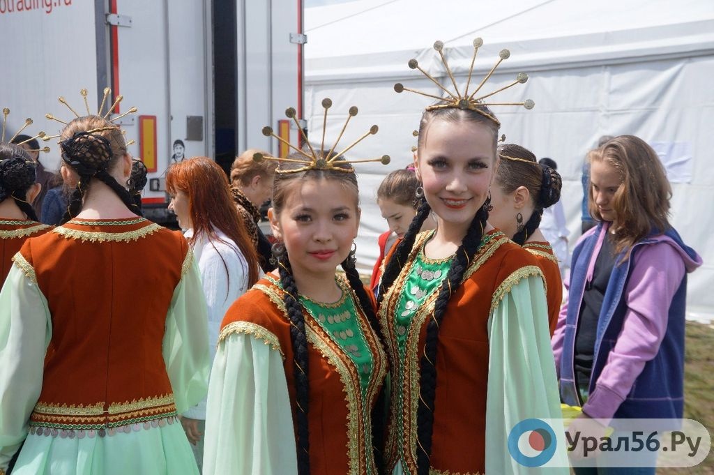Участницы Сабантуя в пос. Татарская Каргала, 2015 год