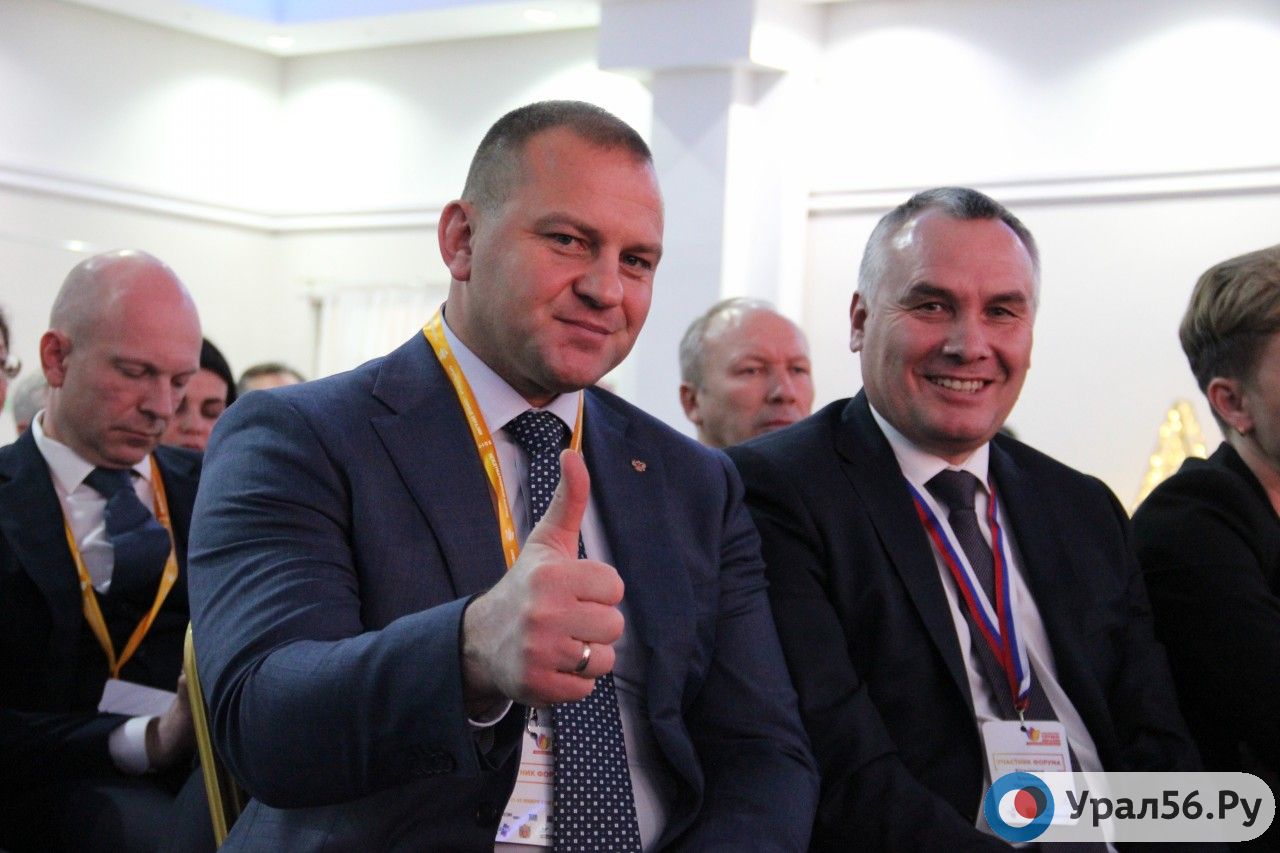 Глава Бузулука Сергей Салмин и глава Орска Василий Козупица на форуме