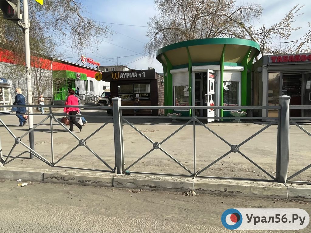 Точка общепита на улице Станиславского в Орске. Фото из архива