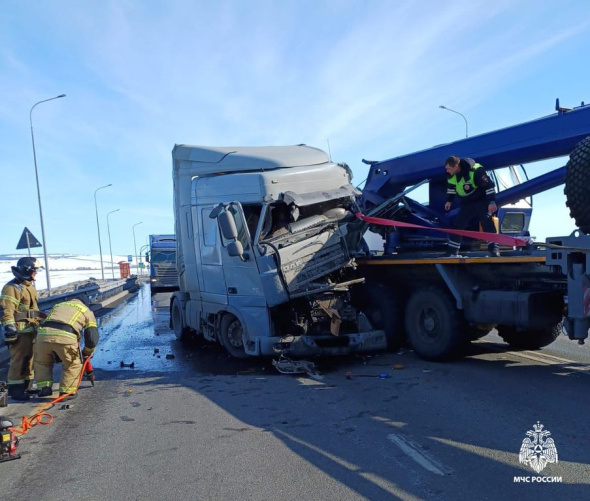 На трассе М-5 в Северном районе Оренбургской области столкнулись фура и автокран