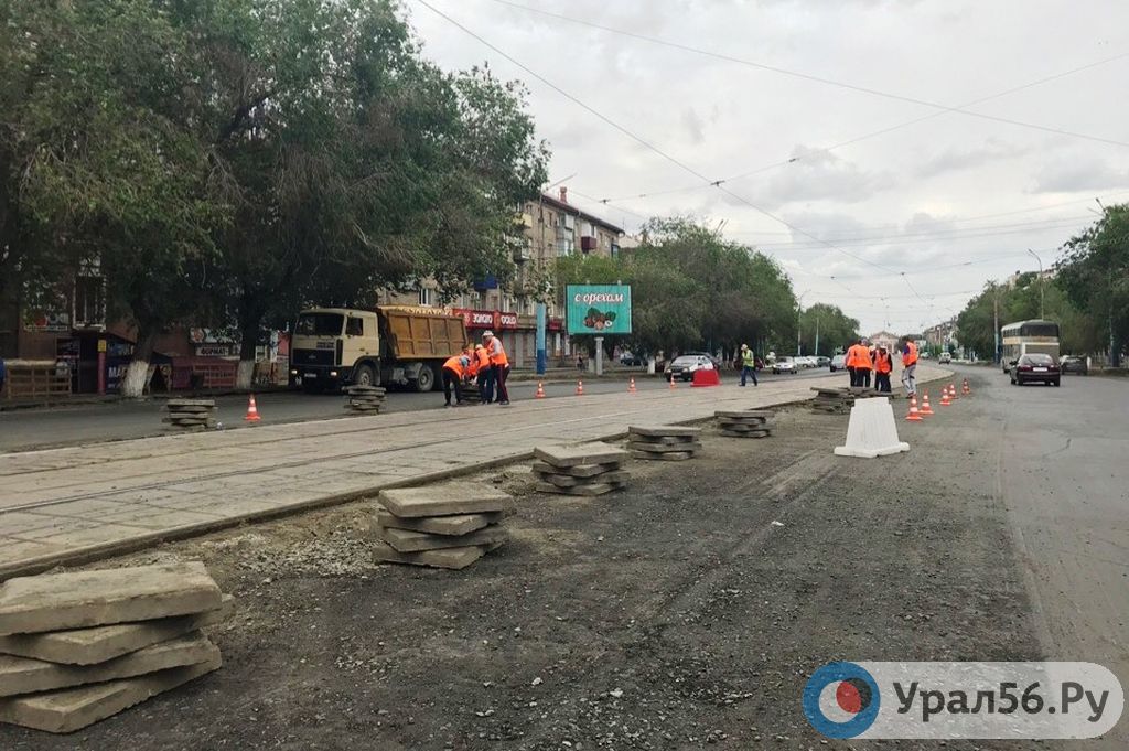 В центре Орска вдоль трамвайных путей начали демонтировать плитку