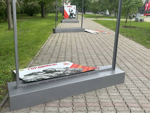 В Оренбурге сильный ветер снес баннеры, установленные ко Дню Победы