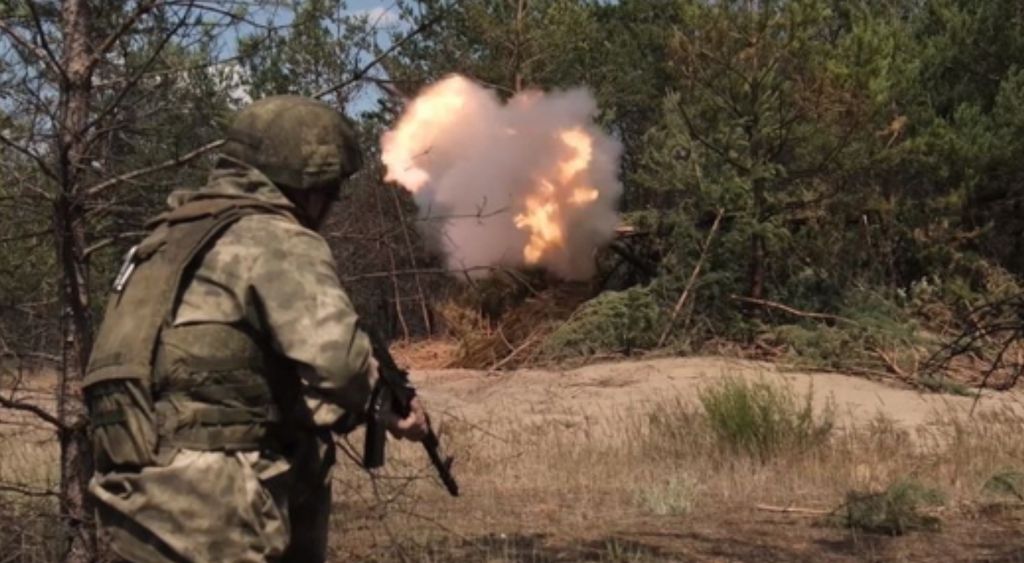 Артиллеристы ЦВО громят позиции и боевую технику ВСУ в зоне СВО. Скрин из видео с сайта Минобороны РФ