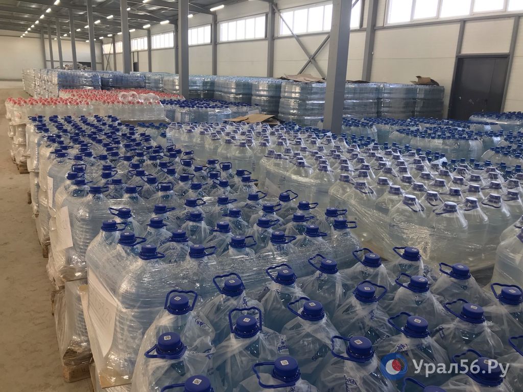 В Орск бутилированную воду везут со всей страны – на грузовиках и самолетах