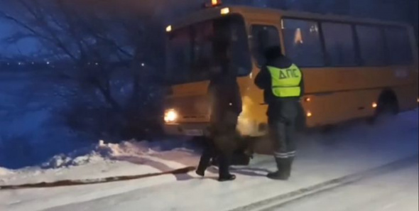 В Орске школьный автобус с детьми застрял в кювете на узкой дороге