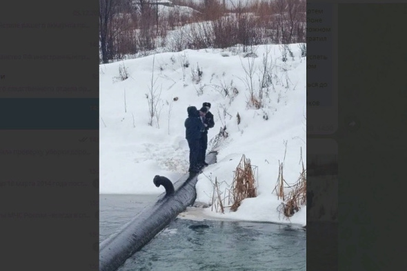 В Бузулуке мужчина упал в незамерзшую реку. Спасать его из ледяной воды пришлось полицейским