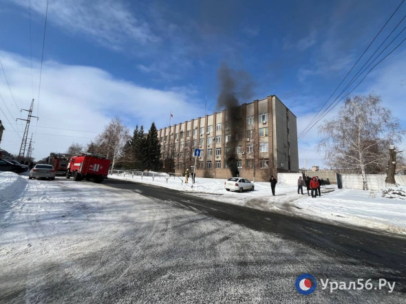 В Орске загорелось здание УМВД. Черный столб дыма виден издалека
