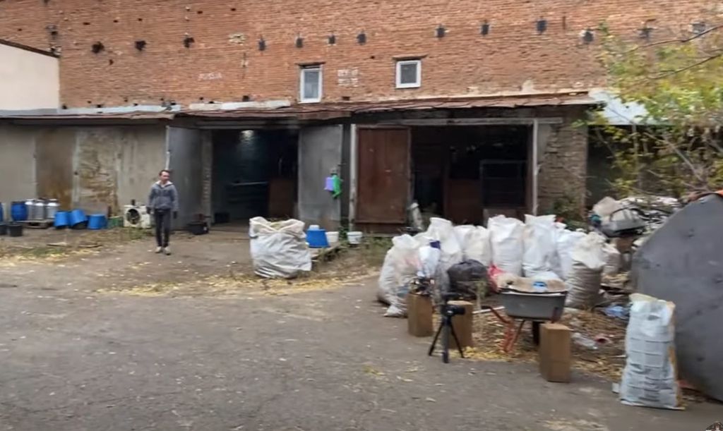 Помещение, в котором проживают верблюды. Фото: скриншот видео Дана Запашного