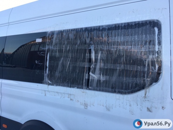 На трассе Оренбург – Орск неизвестные разбили окна сразу двум рейсовым автобусам