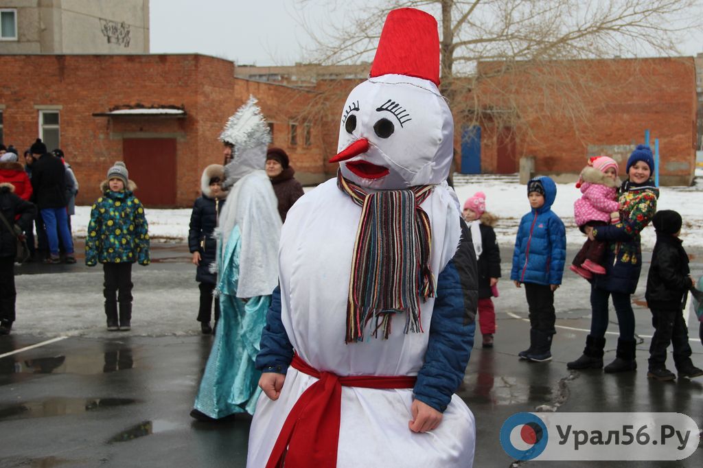 Открытие елки в Орске в школе №4 в докоронавирусные времена, в 2015 году