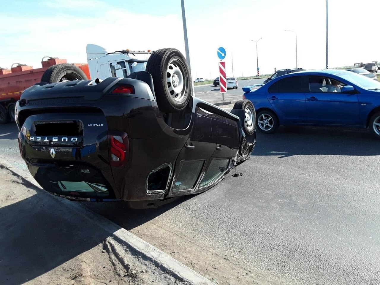 В Оренбурге Renault Duster перевернулся после столкновения с Nissan