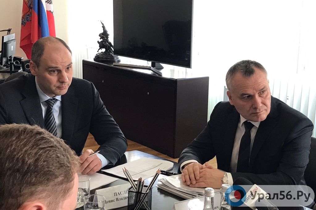 Денис Паслер и Василий Козупица во время совещания в Орске