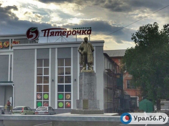 В Орске Ленин охраняет магазин «Пятерочка»?