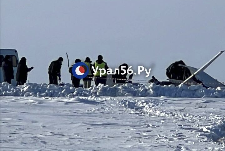 С места крушения вывозят тела погибших 