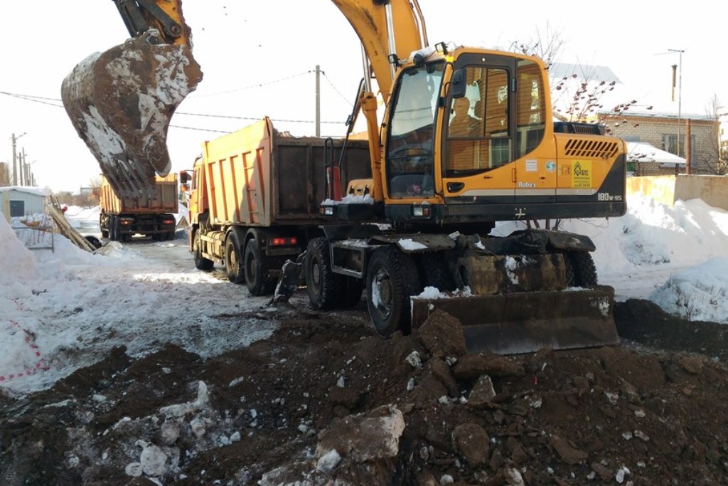 Строительство канализационного коллектора на улице Томилинской