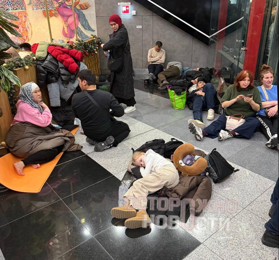 Люди спят на полу в аэропорту Москвы, фото: Осторожно, новости