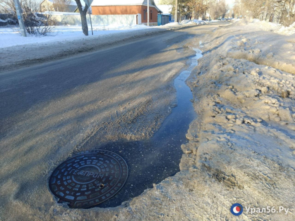 В Оренбурге ограничат движение на улице Комсомольской из-за утечки воды 