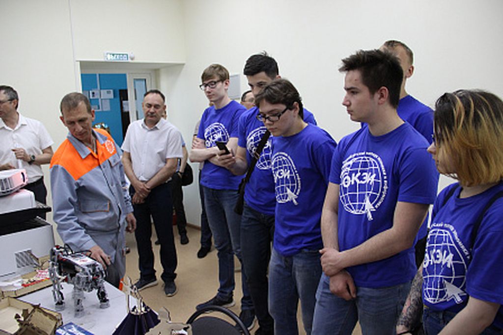 Студенты колледжа на комбинате в Ясном. Фото: сайт правительства Оренбургской области