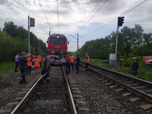 В Бугуруслане на железнодорожном переезде пассажирский поезд протаранил автомобиль