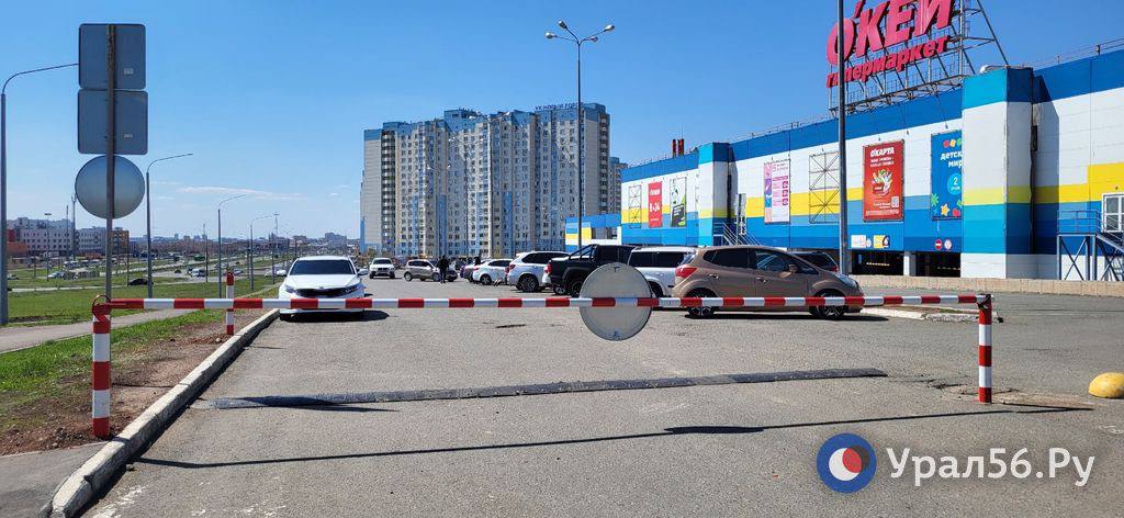 Около ТРЦ «КИТ» установили шлагбаум