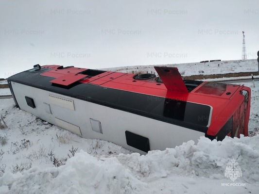 На трассе Оренбург-Казань перевернулся автобус с 29 пассажирами, 4 из которых — дети (видео)