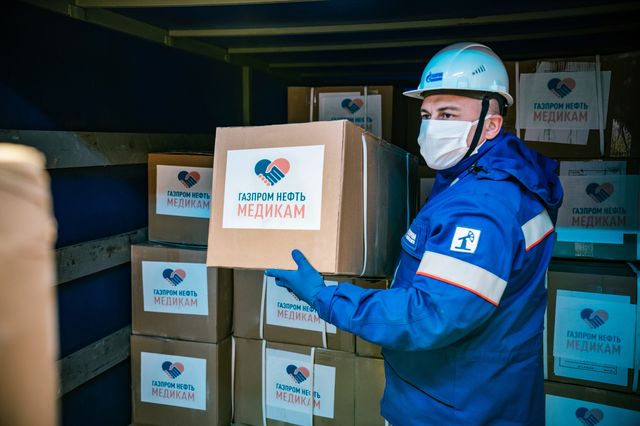 Передача лекарств, фото пресс-службы «Газпромнефть-Оренбург»