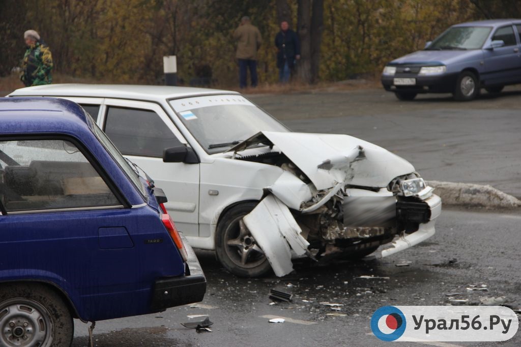 В Орске лоб в лоб столкнулись два ВАЗа, пострадал мужчина