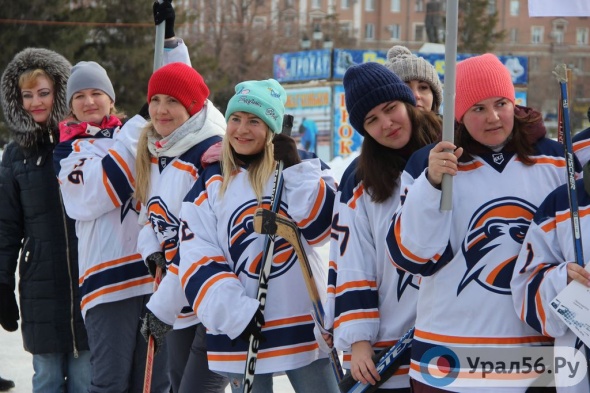 В Орске девушки сыграли в хоккей на валенках