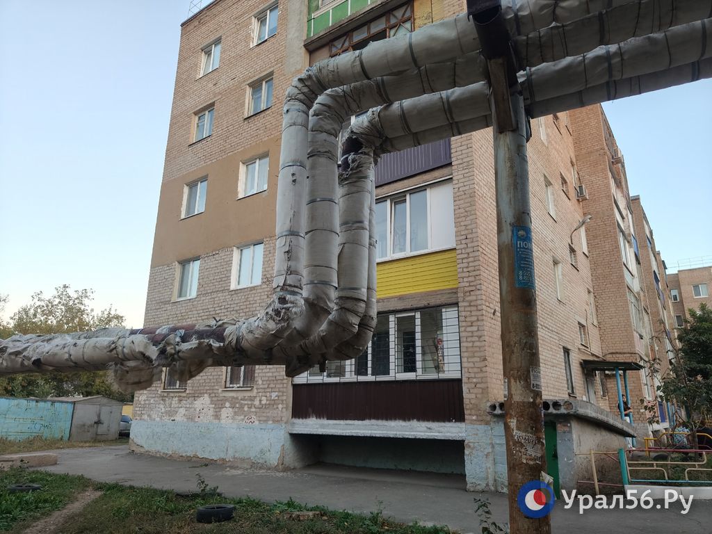 Трубы отопления возле дома ул. Розы Люксембург, 180, Оренбург