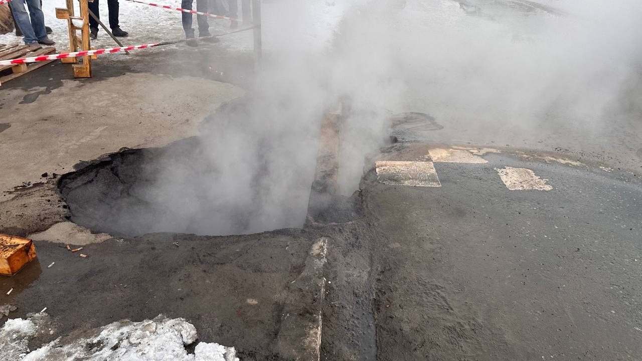 В Оренбурге обвалился грунт, пострадали два парня: все подробности, фото и видео с места ЧП