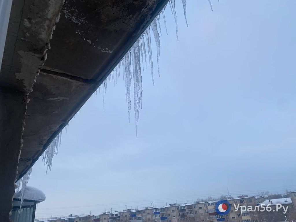 Сосульки на крышах домов