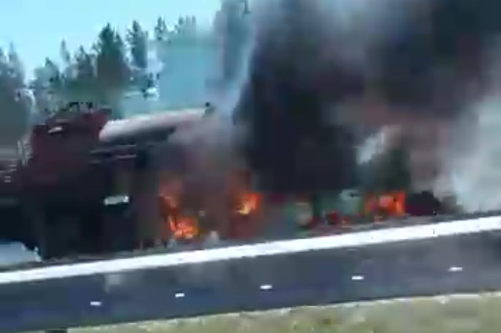 В момент возгорания автомобиля, фото: скриншот с видео Алексея Ларкина