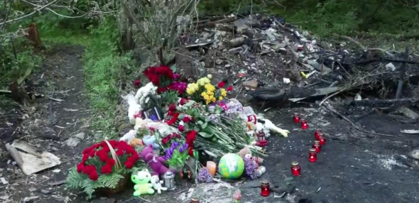 Стихийный мемориал появился на месте сарая в Раменском, где убили 11-летнего ребенка из Орска
