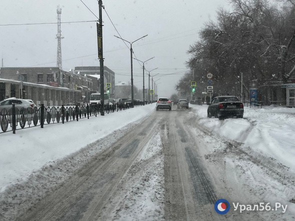 Дороги Орска превратились в кашу, но их очищали от снега. В мэрии просят убрать автомобили с обочин (видео)