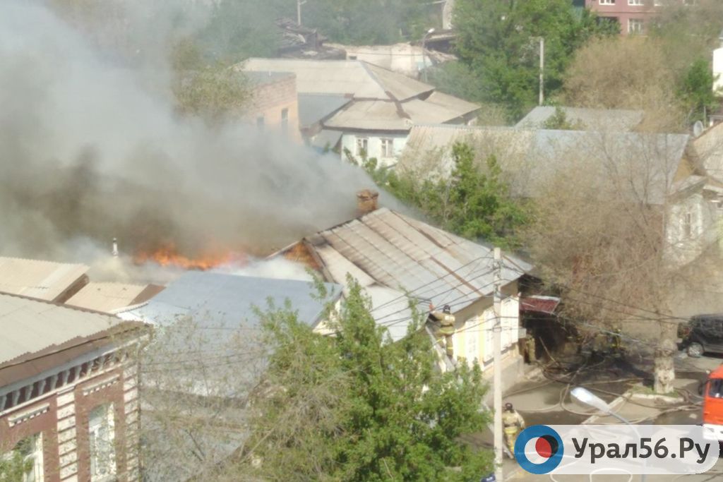 Видео: Рядом с администрацией Оренбурга горит жилой дом