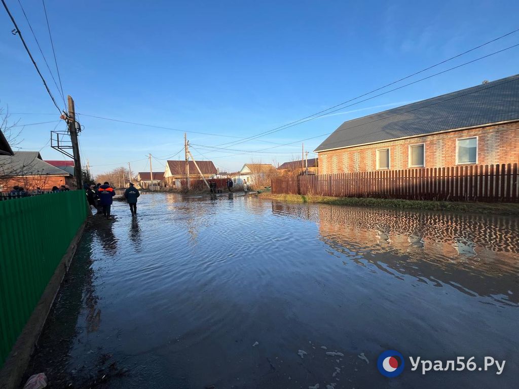 Начало апреля 2024 года в Старом городе Орска. Вода прибывает после прорыва дамбы