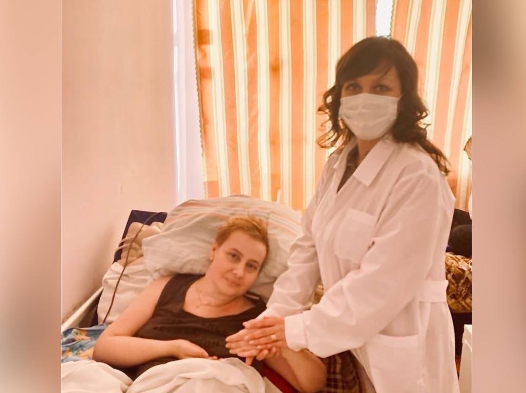 Уполномоченная по правам ребенка и пострадавшая в ДТП женщина. Фото: Анжелика Линькова