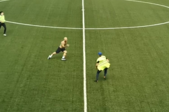 Во время футбольного матча «Оренбург» — «Волгарь» на поле выбежал болельщик (эпичное видео)