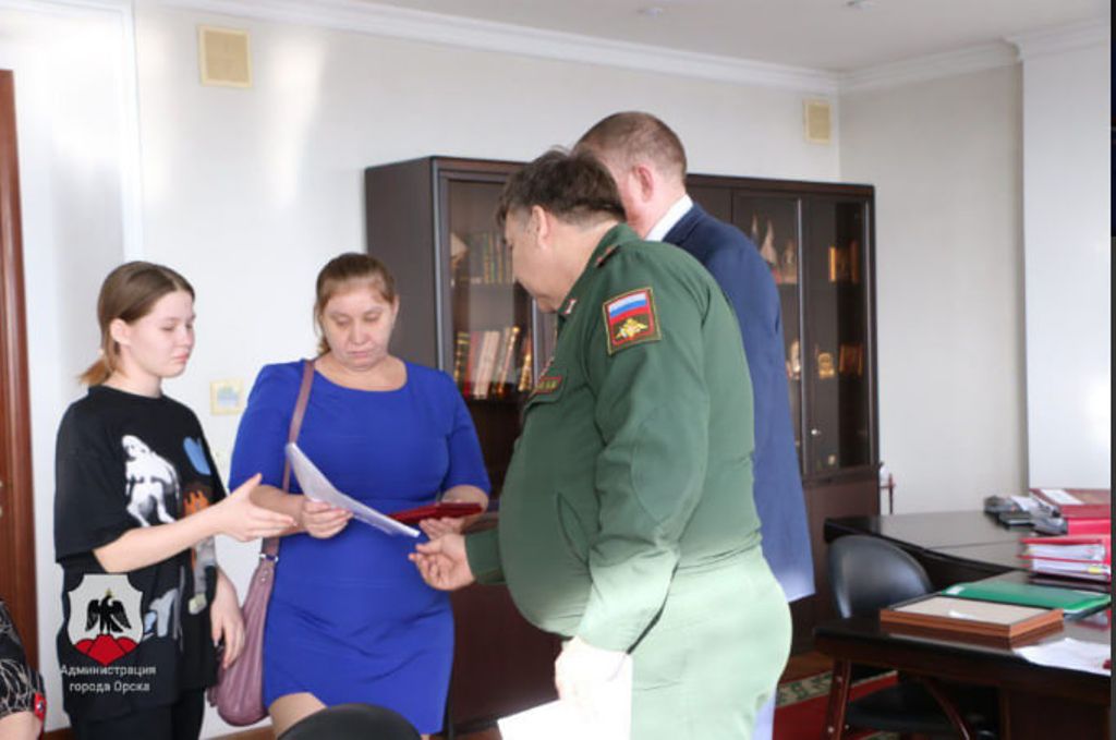 Награждение семей военнослужащих, фото администрации Орска