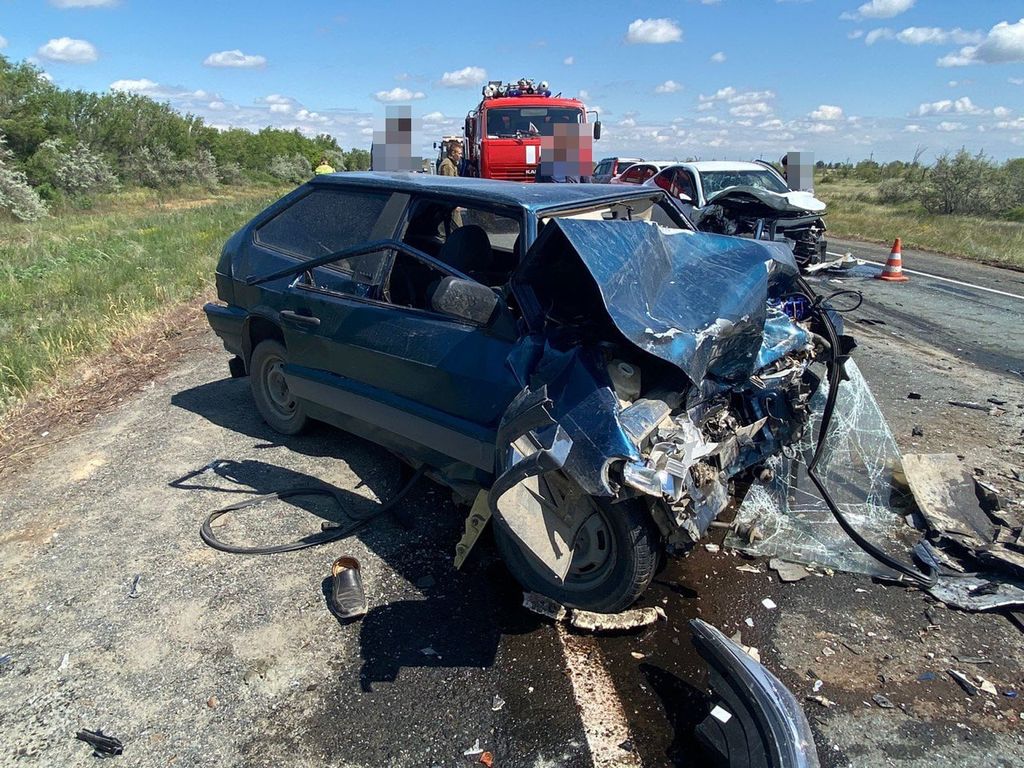 На трассе Орск – Домбаровка ВАЗ врезался в Hyundai Solaris. Фото: УМВД России по Оренбургской области