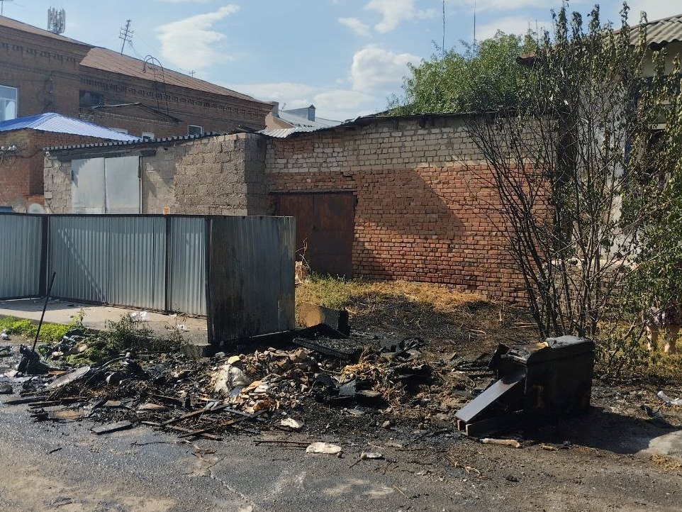 В Оренбурге сгорела мусорная площадка, фото местных жителей