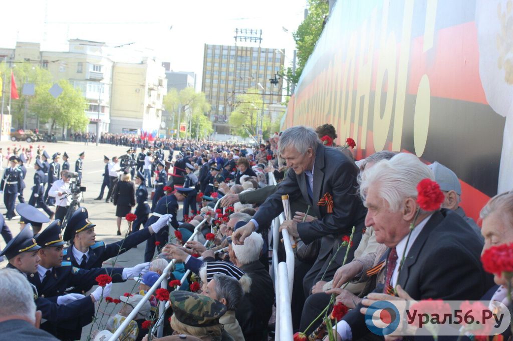 Ветераны на трибунах во время парада Победы в Оренбурге. Фото из архива